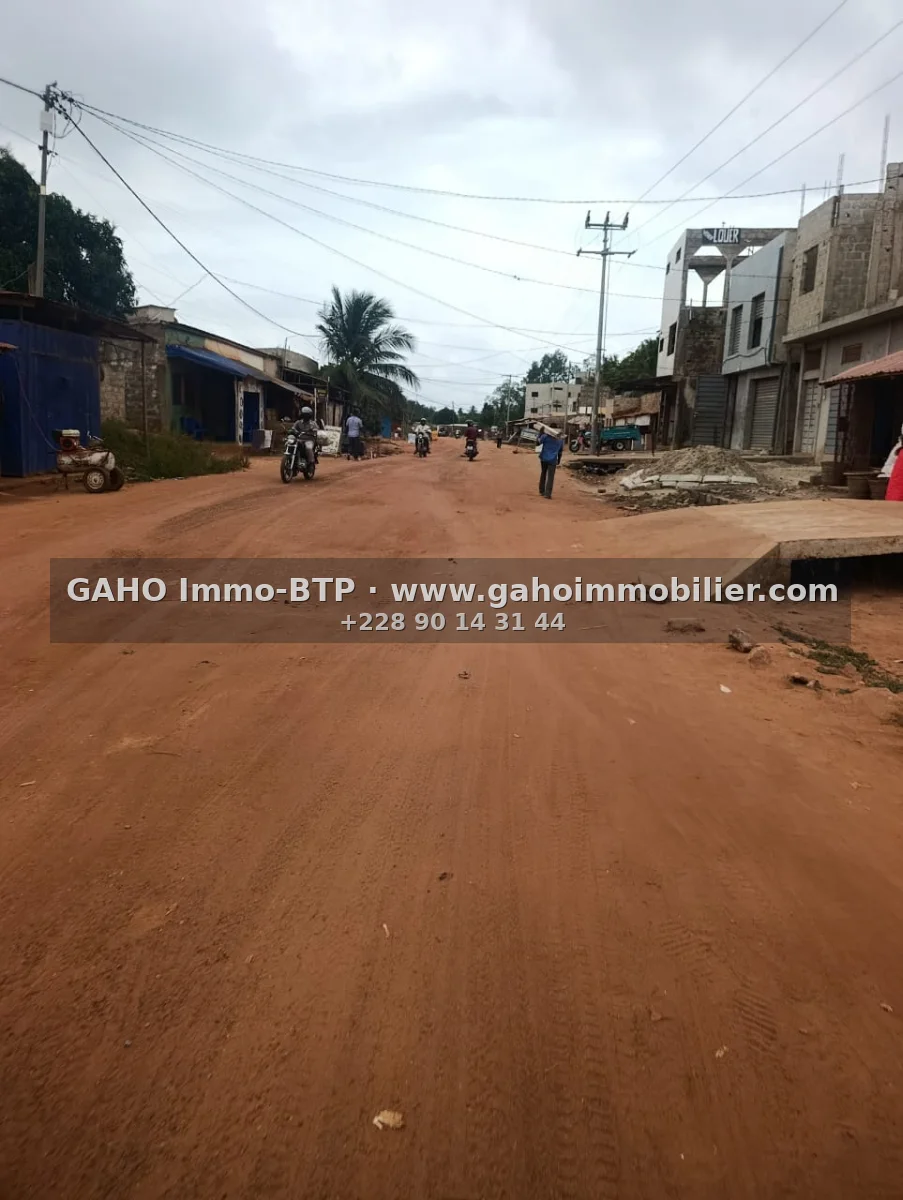 HALF LOT ON THE 30m TRACK IN A GRANG CROSSROAD
