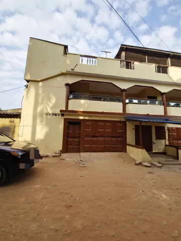 VENTE URGENTE : MAISON DE LOCATION À ETAGE À AGOE KOFFI PANOU, 50m du GOUDRON