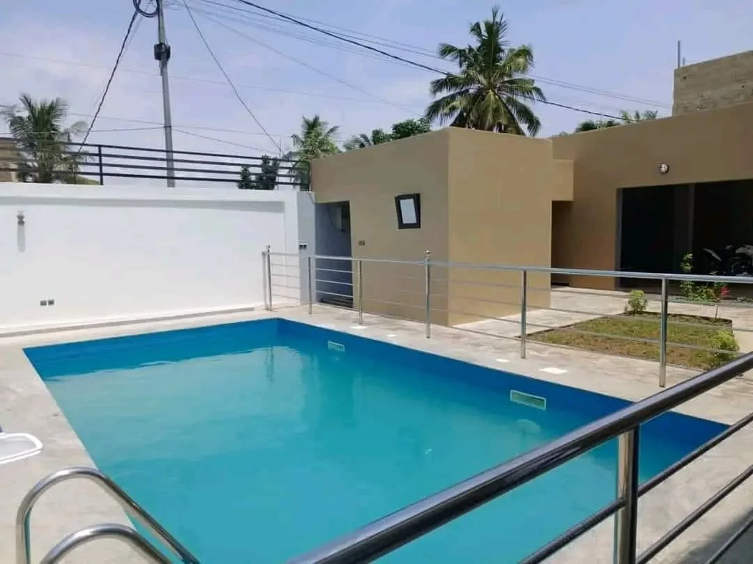 VILLA DE 7 CHAMBRES AVEC PISCINE ET JARDIN A AVEPOZO