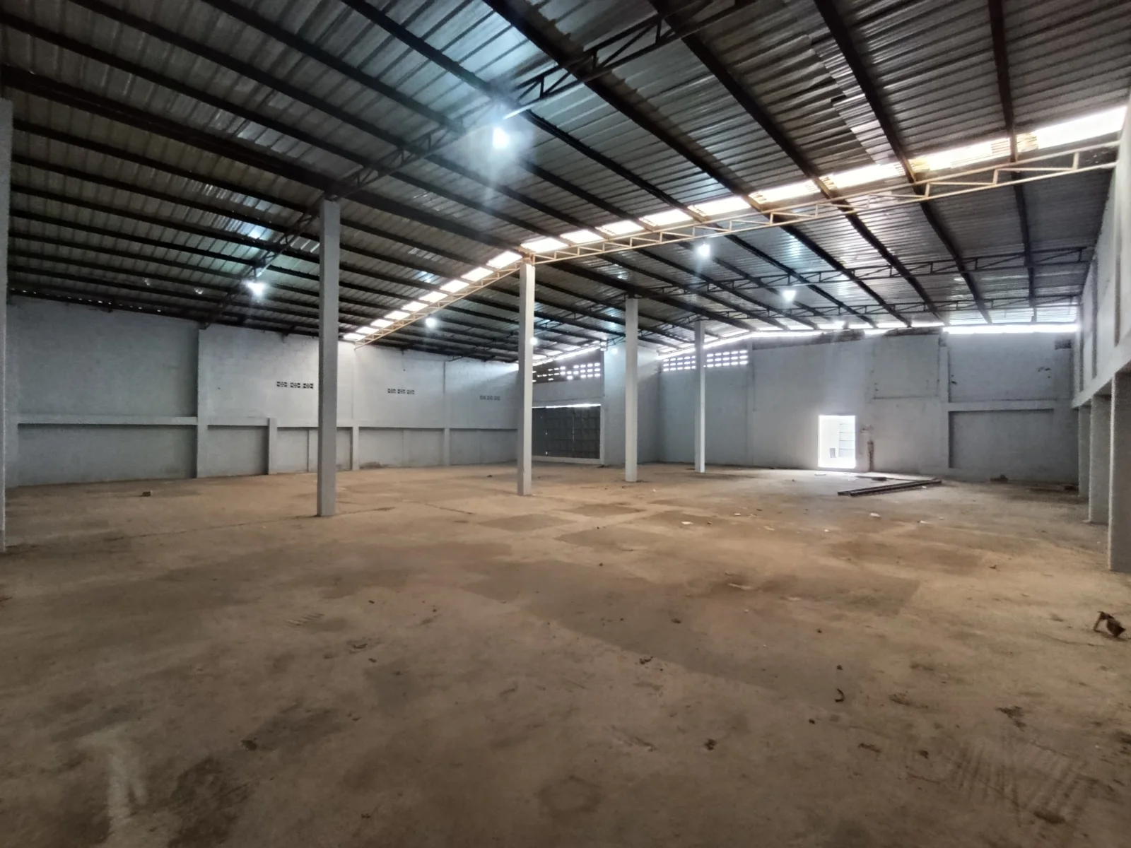 A VENDRE ENTREPÔT A AGOE FIOVI 200m DU GOUDRON