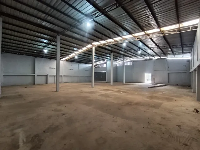 A VENDRE ENTREPÔT A AGOE FIOVI 200m DU GOUDRON