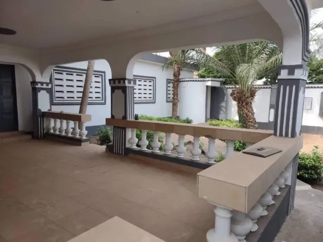 VILLA DE 3 CHAMBRES AVEC DÉPENDANCE
