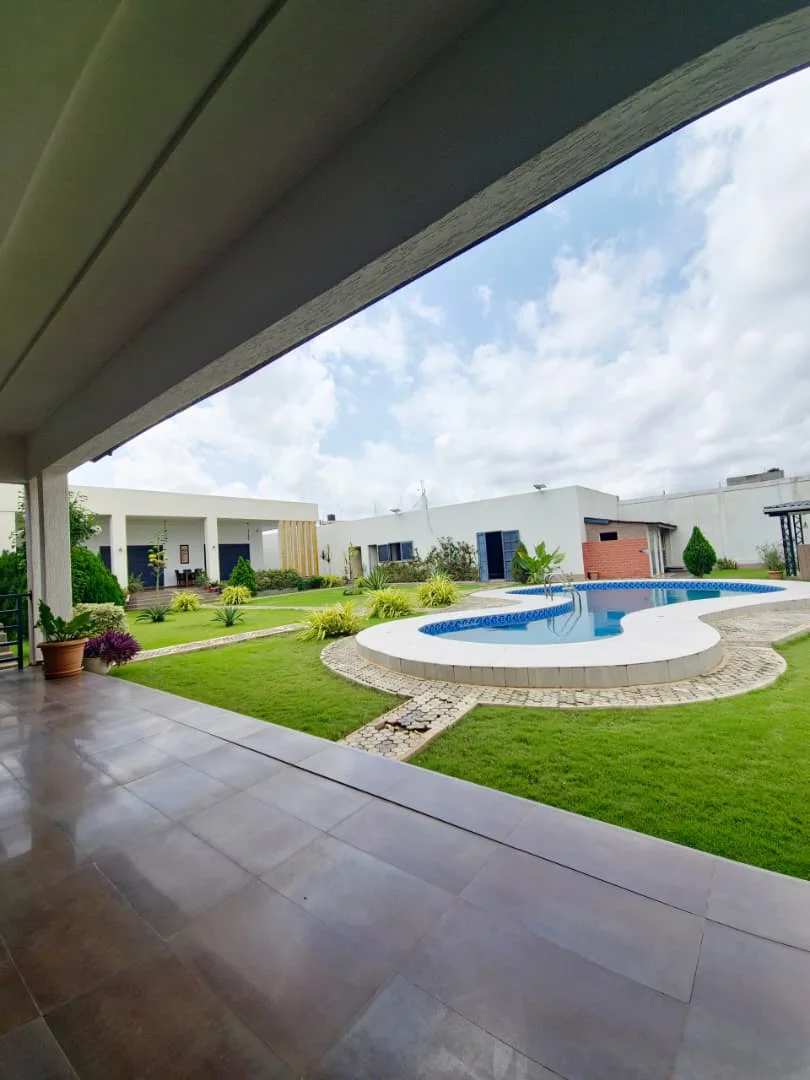 MAGNIFIQUE RÉSIDENCE AVEC PISCINE+JARDIN bâtie sur 3,25 lots a Agoe legbassito